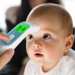 Thermomètre frontal infrarouge pour une mesure rapide de la température avec écran numérique et mode auriculaire - Image 2