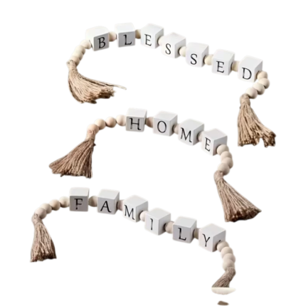 Guirlande en bois avec lettres, perles et pompons