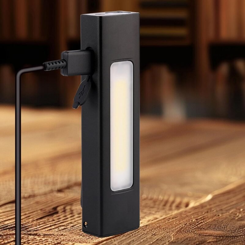 Briquet torche rechargeable noir 2 en 1 en situation