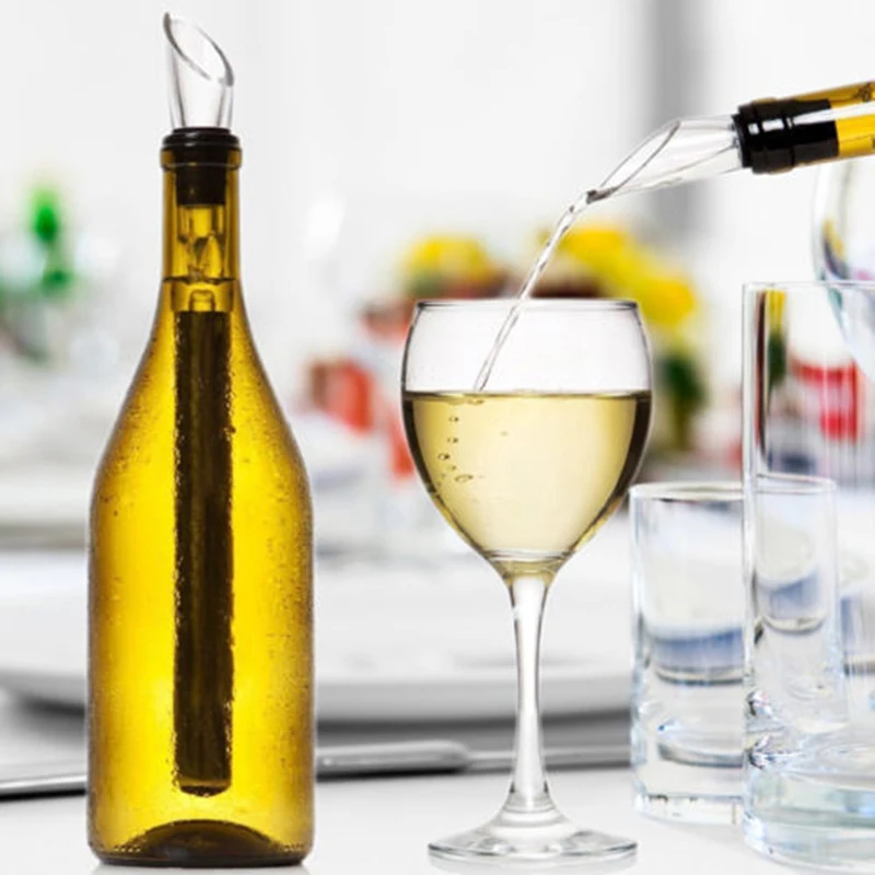 Bâton refroidisseur à vin en acier inoxydable dans une bouteille de vin blanc avec un verre de vin