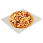 Pierre à pizza carrée beige avec une pizza cuite dessus