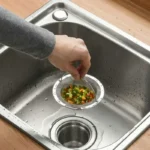 Panier crépine d’évier en acier inoxydable avec poignée dans un évier de cuisine
