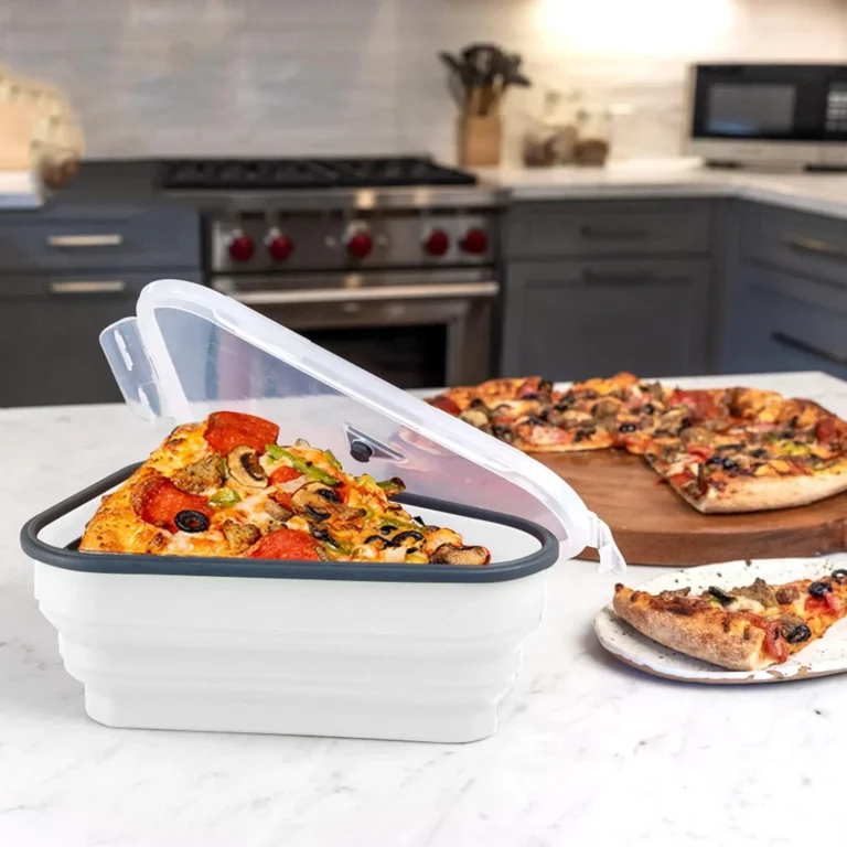 Boîte de conservation pour pizza peu encombrante en situation à la maison