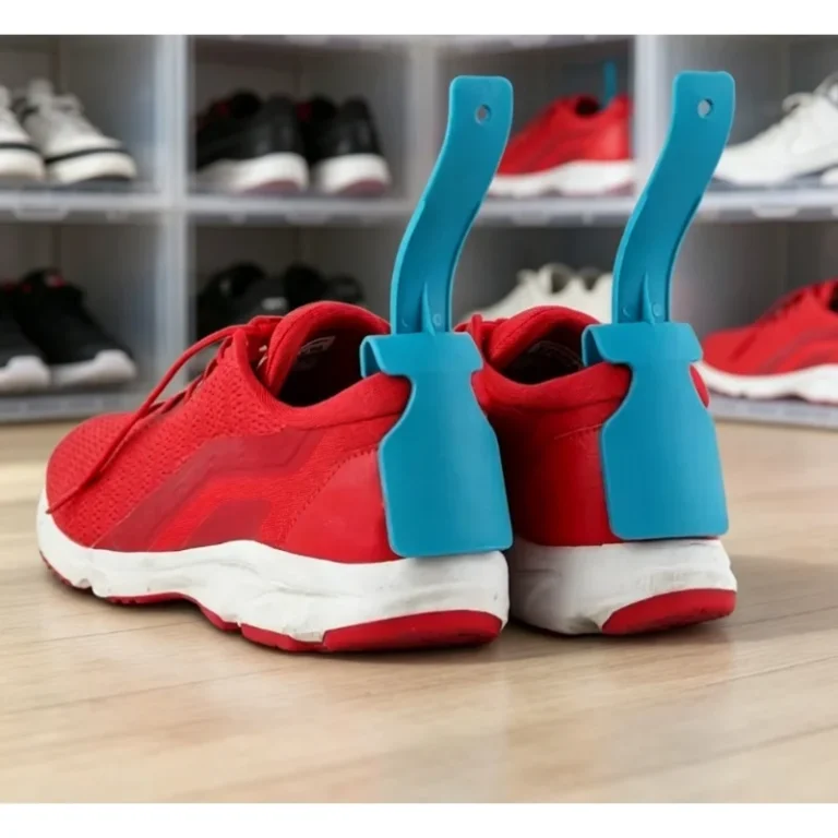 Chausse-pieds bleus dans des baskets rouges sur un parquet devant un range-chaussures