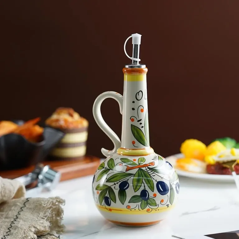 Bouteille d’huile d’olive en céramique peinte à la main sur une table à manger