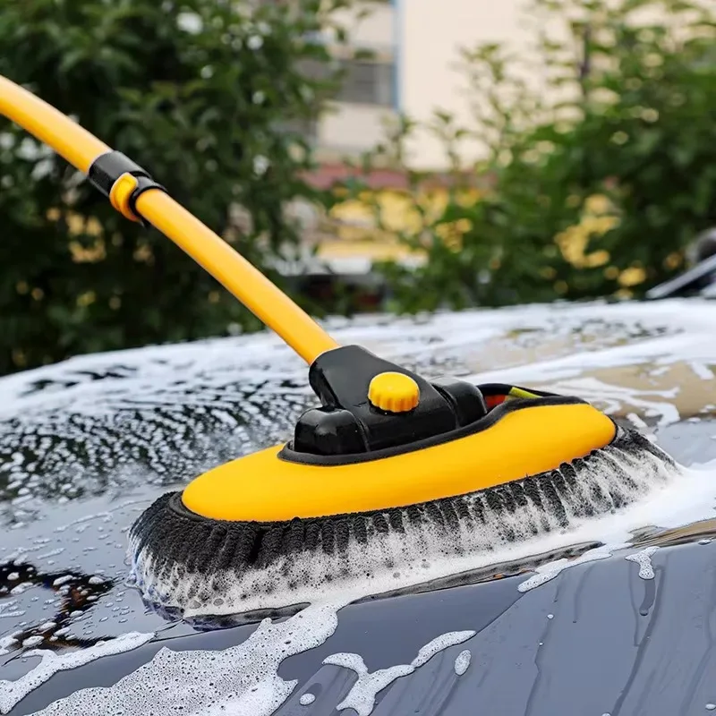 Brosse de lavage auto à manche télescopique lavant un capot couvert de mousse en extérieur