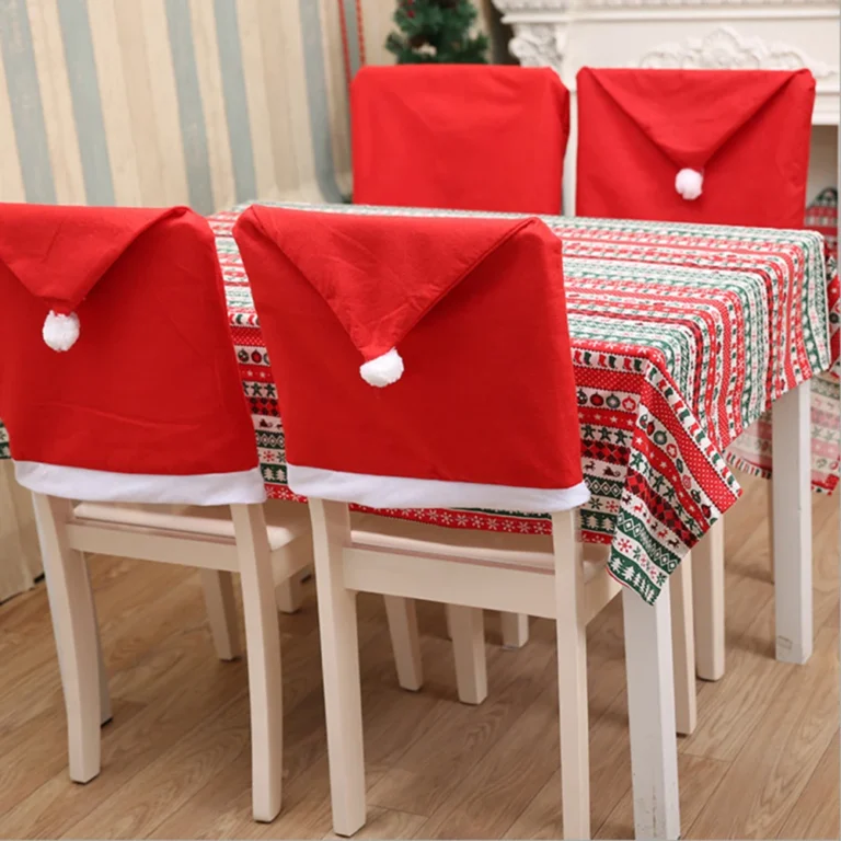 Housses de chaise bonnet de Père Noël rouges sur une table de fête