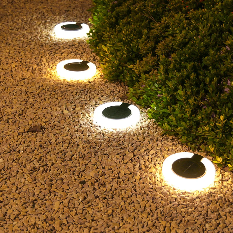 Lampes solaires de jardin en situation à la maison