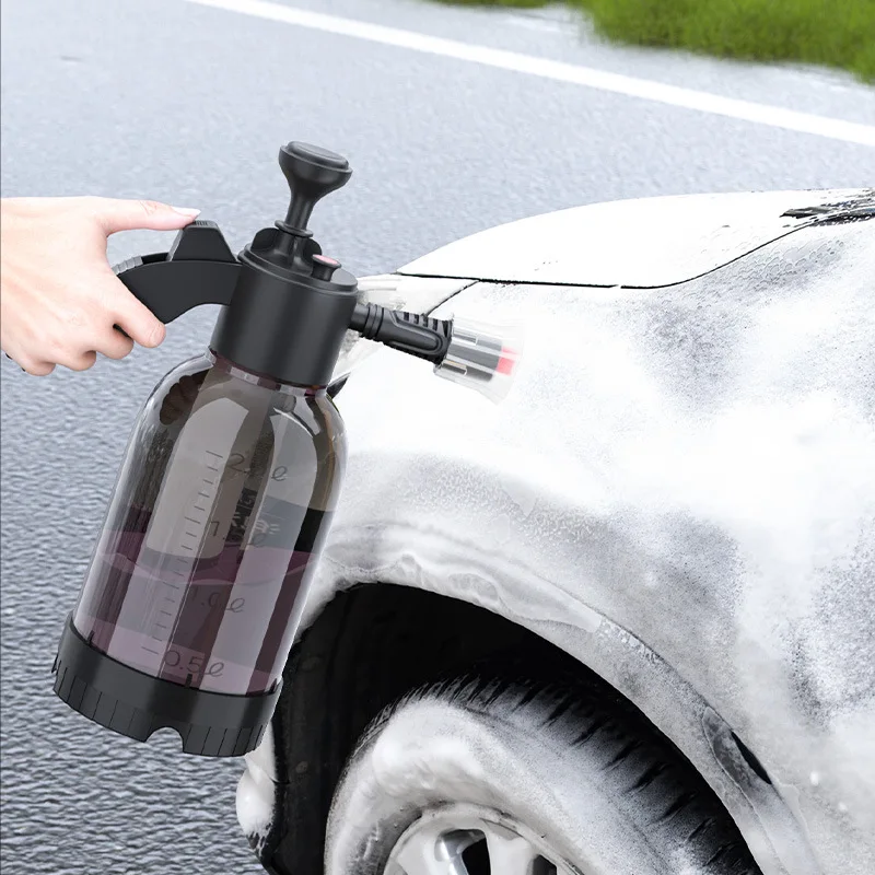 Pulvérisateur à mousse à pompe manuelle utilisé sur une aile de voiture couverte de mousse