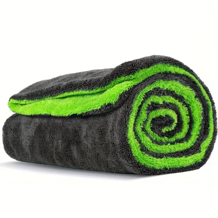 Serviette de séchage auto en microfibre grise et verte enroulée
