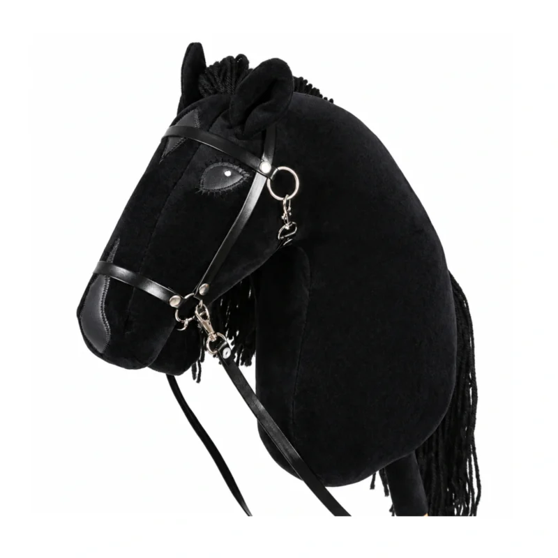 Cheval bâton en velours noir avec marques grises sur la tête, crinière noire et bride noire