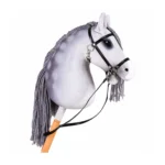 Cheval bâton gris pommelé avec crinière grise, bout du nez blanc et bride noire avec rênes