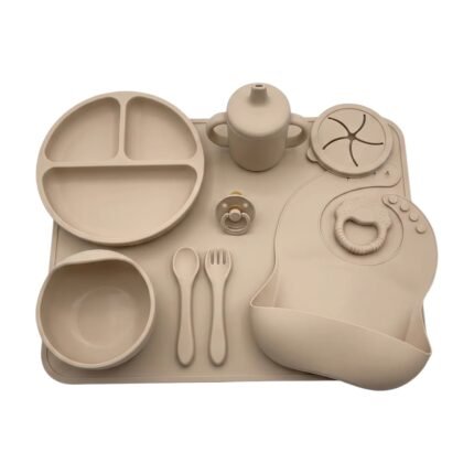 Vaisselle pour enfants pour un service facile et des repas pratiques, avec assiette, bol, tasse et couverts