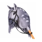 Cheval bâton appaloosa gris à taches blanches, crinière grise et bride à strass