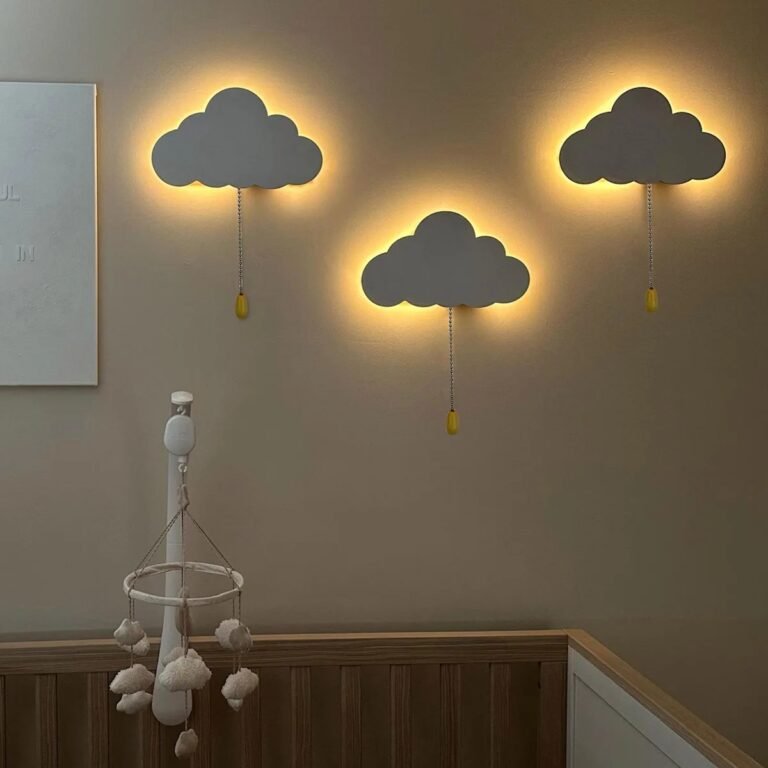 Lampe nuage allumée sur un mur de chambre d’enfant