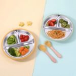 Assiette en acier pour enfant avec légumes et pâtes