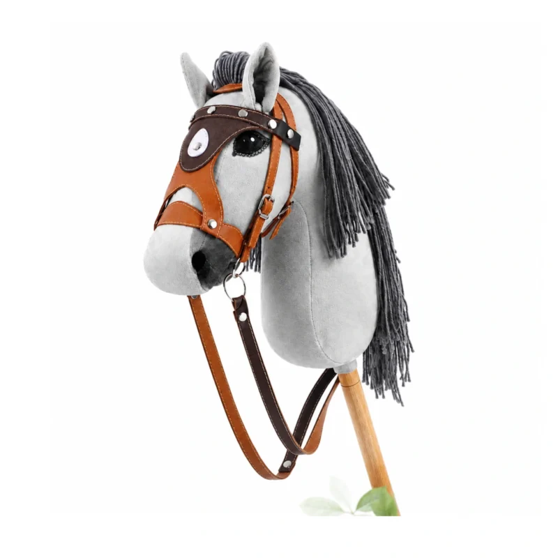 Cheval bâton gris clair avec crinière gris foncé et bride western fauve avec œillères