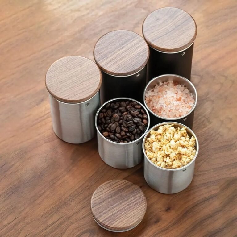 Boîtes en acier à couvercle en bois contenant café, sel et thé