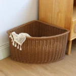 Panier d’angle avec plaid dans un coin de salon